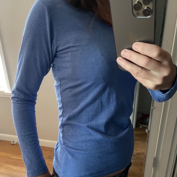 Studio 33 light blue long sleeve fitted cotton poly V-neck knit top, med, large - Picture 7 of 10